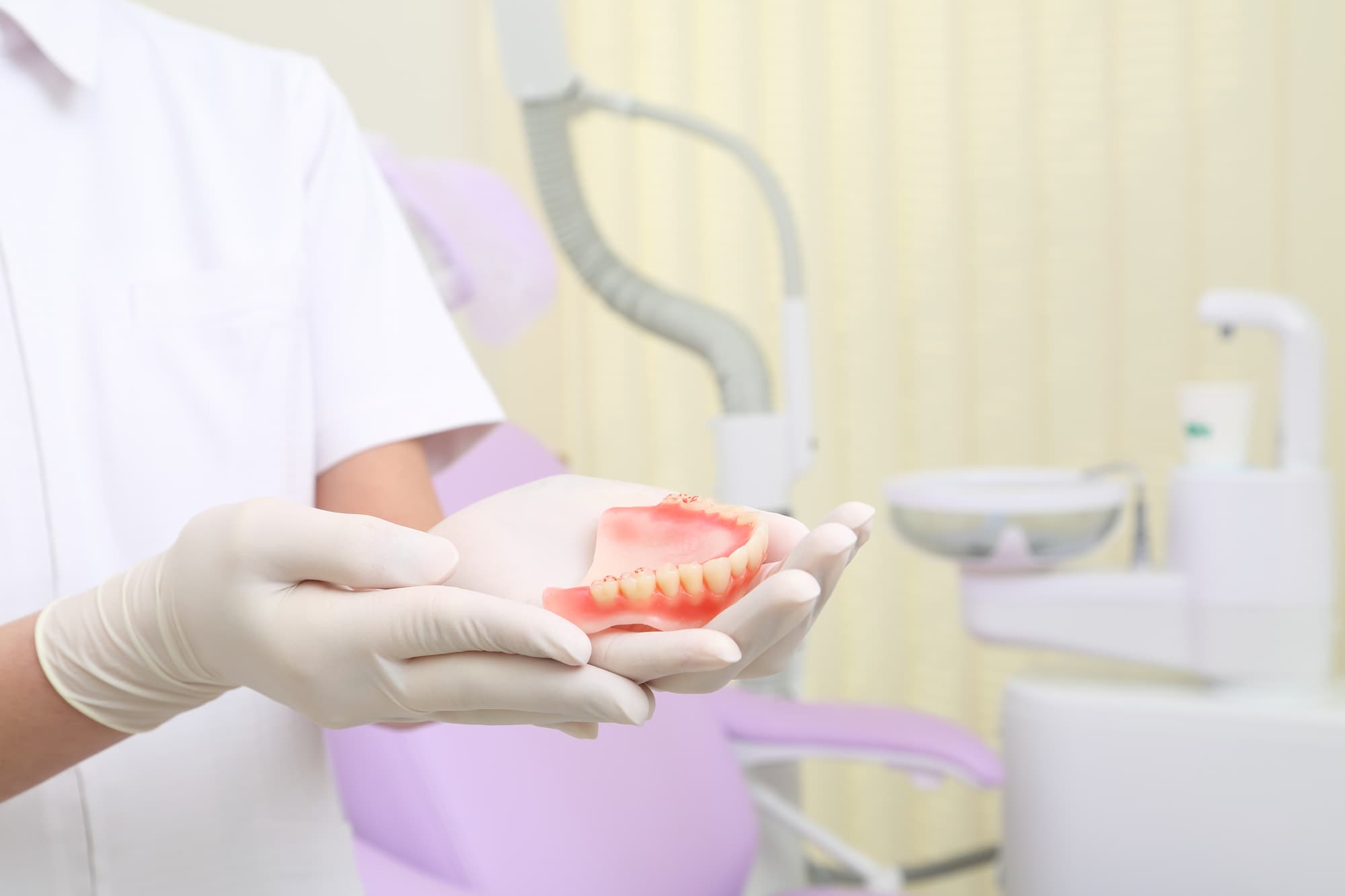 入れ歯の相談に歯科医院を訪れた様子