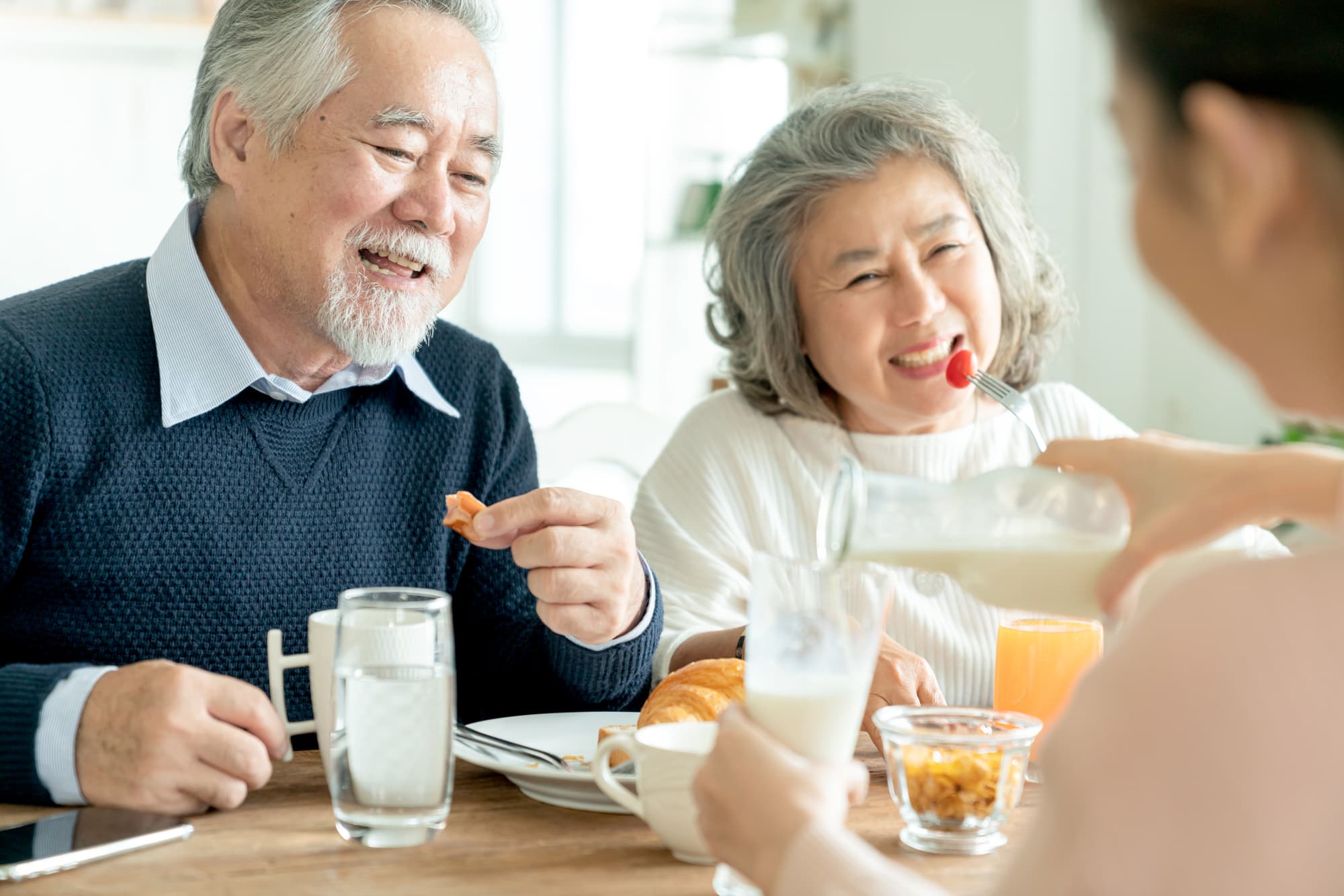 入れ歯を治して快適に食事を楽しむ高齢夫婦