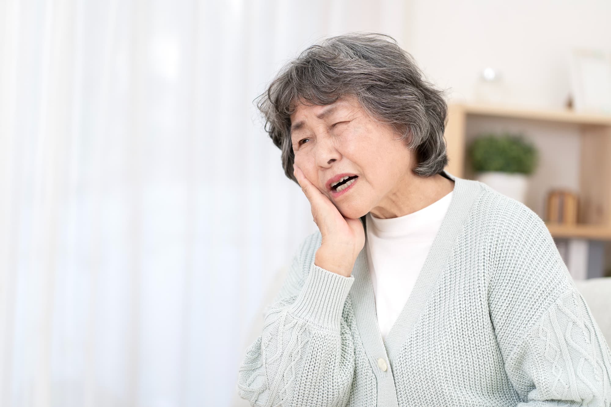 入れ歯が合わなくなったと感じる高齢女性