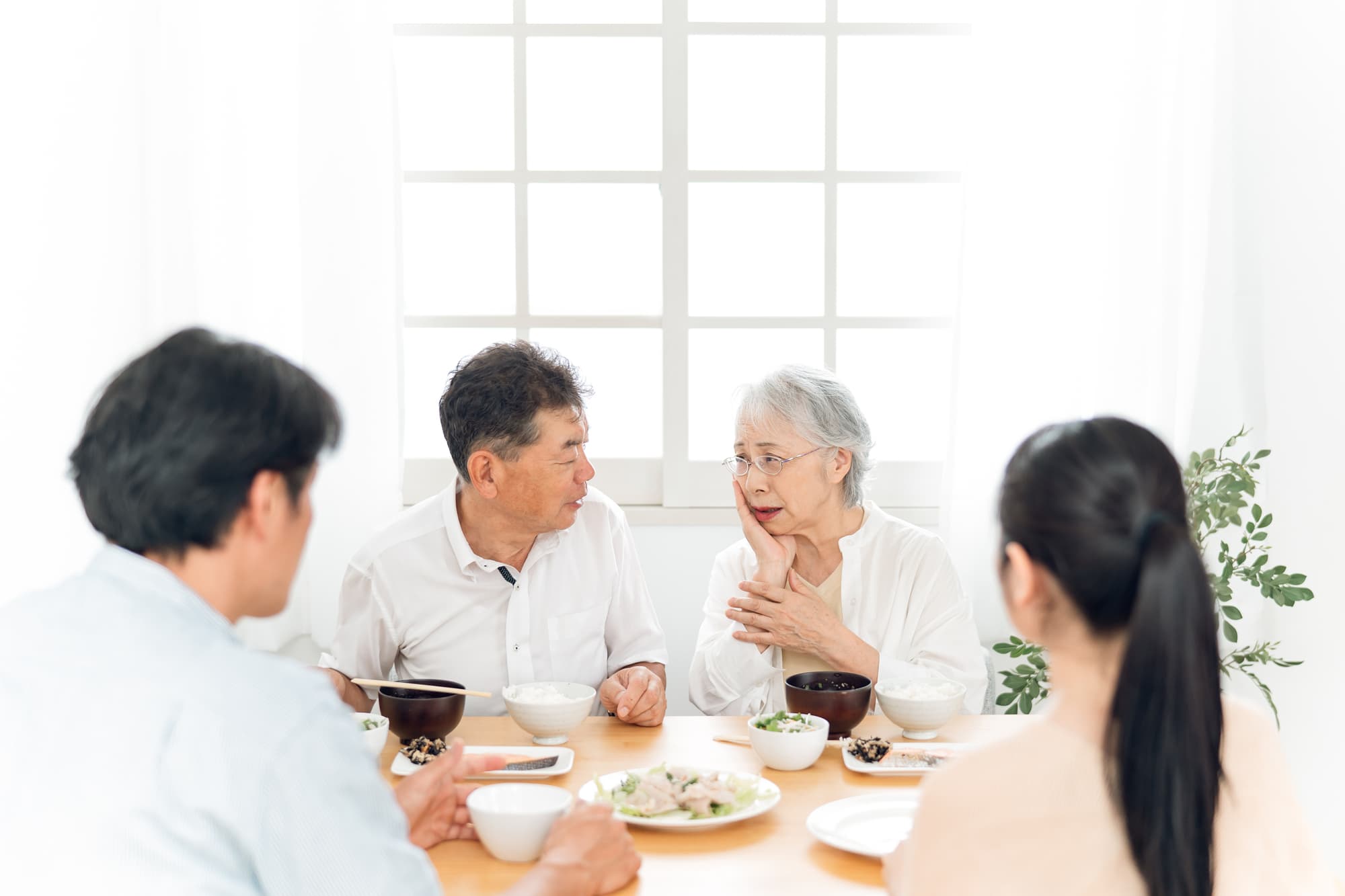 入れ歯が合わなくなり食事がしづらいと感じる高齢女性