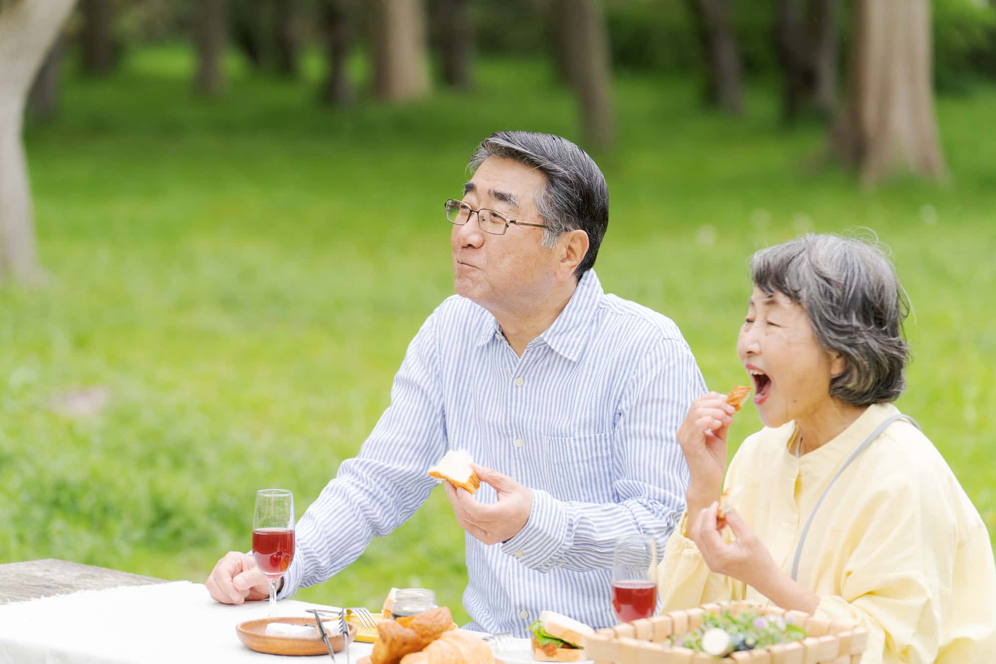入れ歯を付けて美味しく食事をする男女