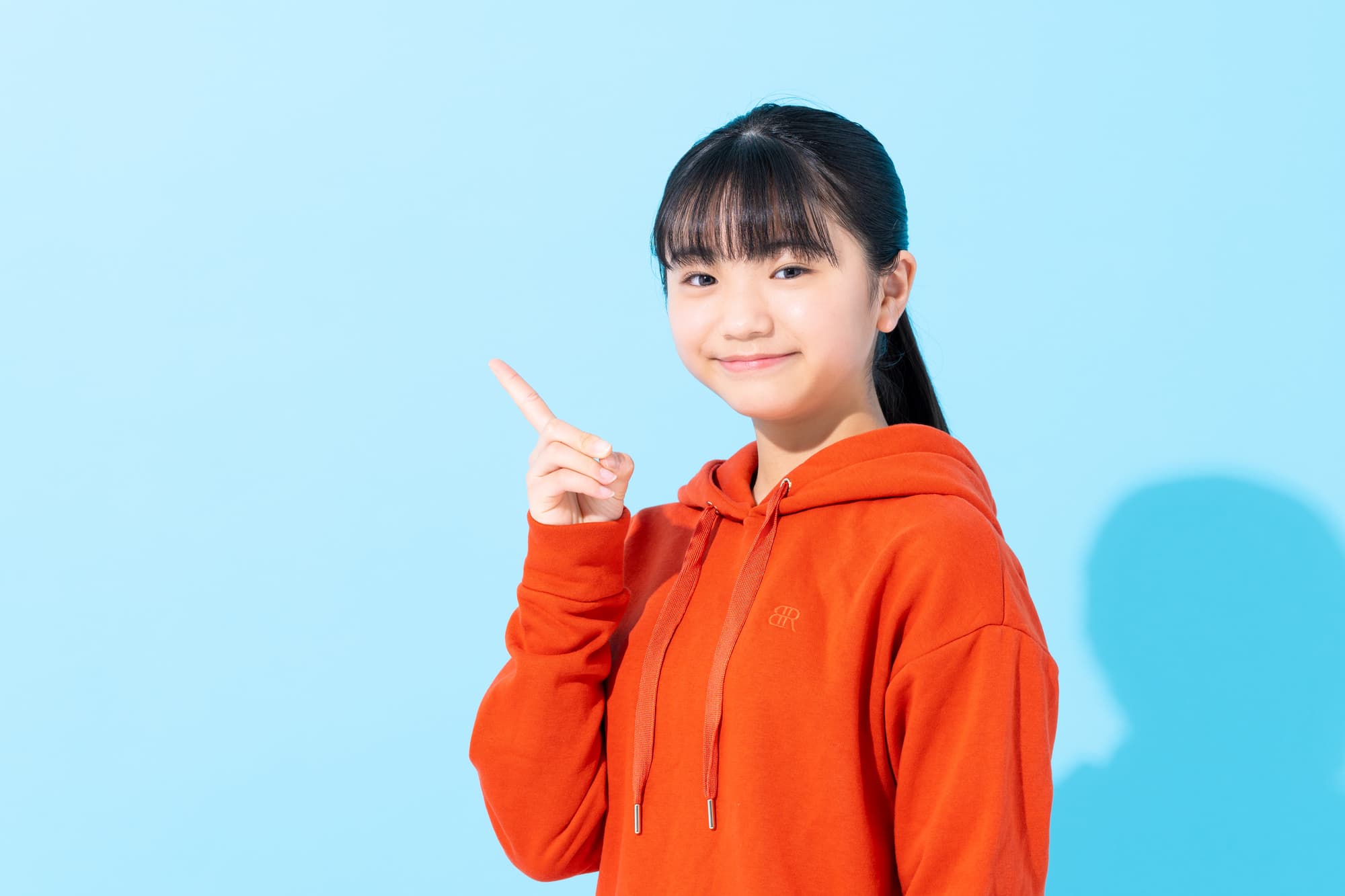 指をさしている子ども