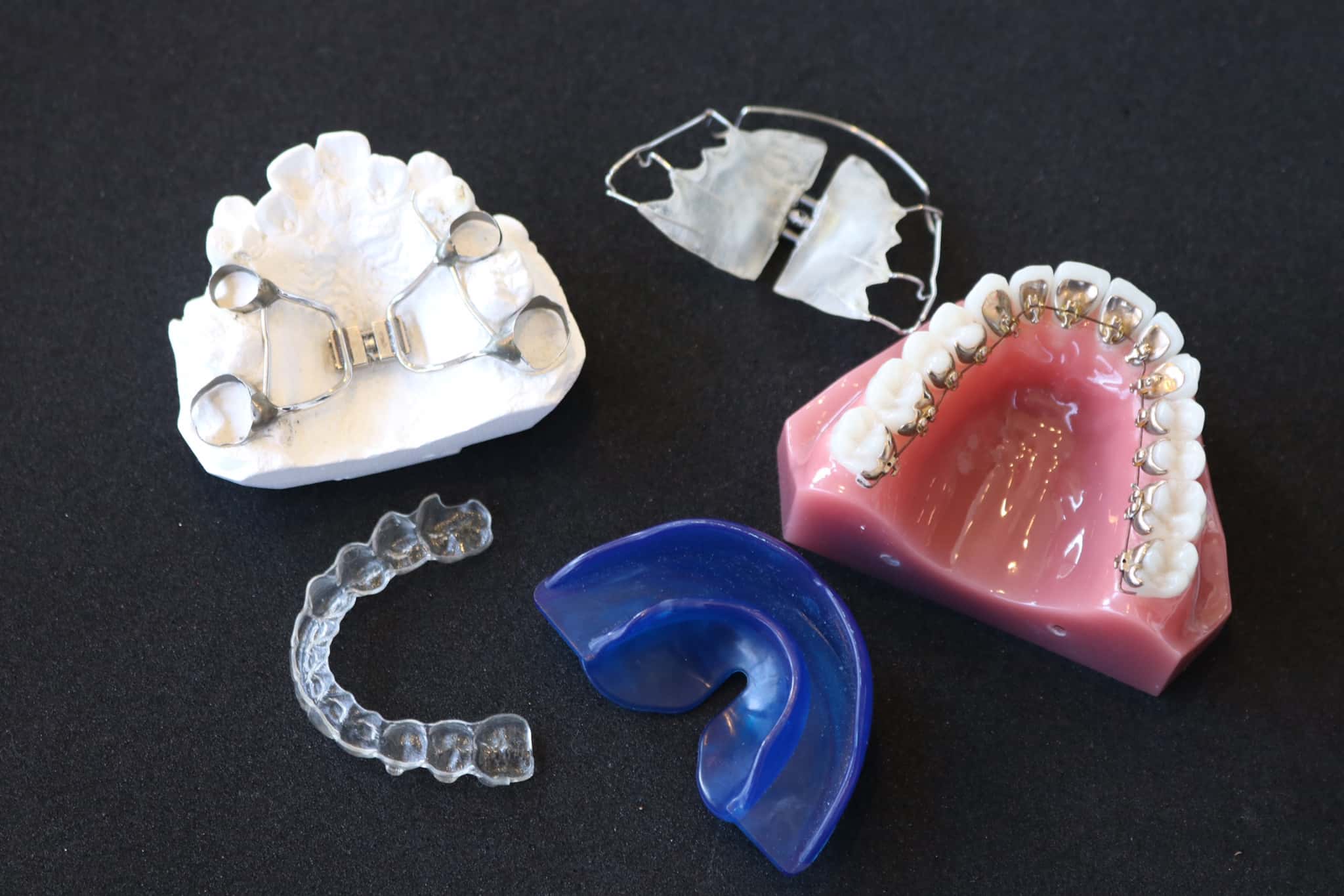 小児矯正に使う色々な種類の器具のイメージ