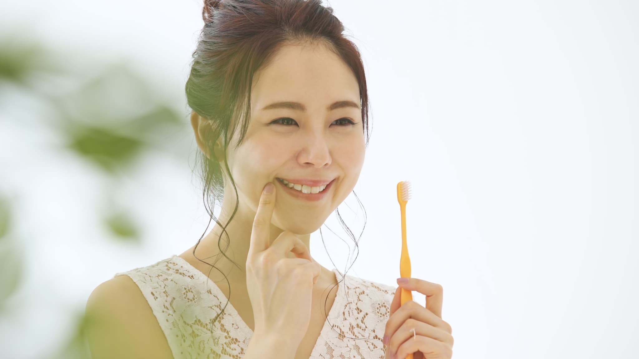 虫歯を予防するために丁寧に歯磨きをする女性