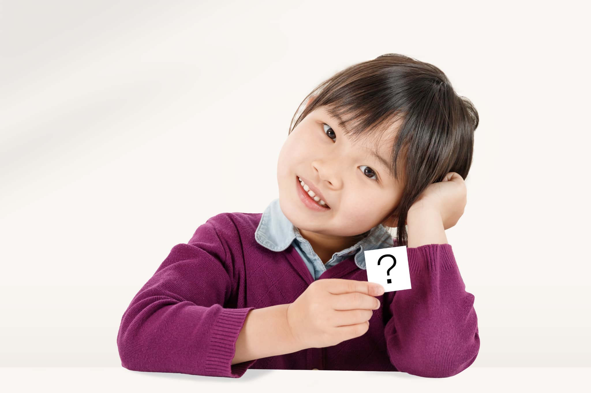 小児矯正はいつから始めたら良いか考える女の子
