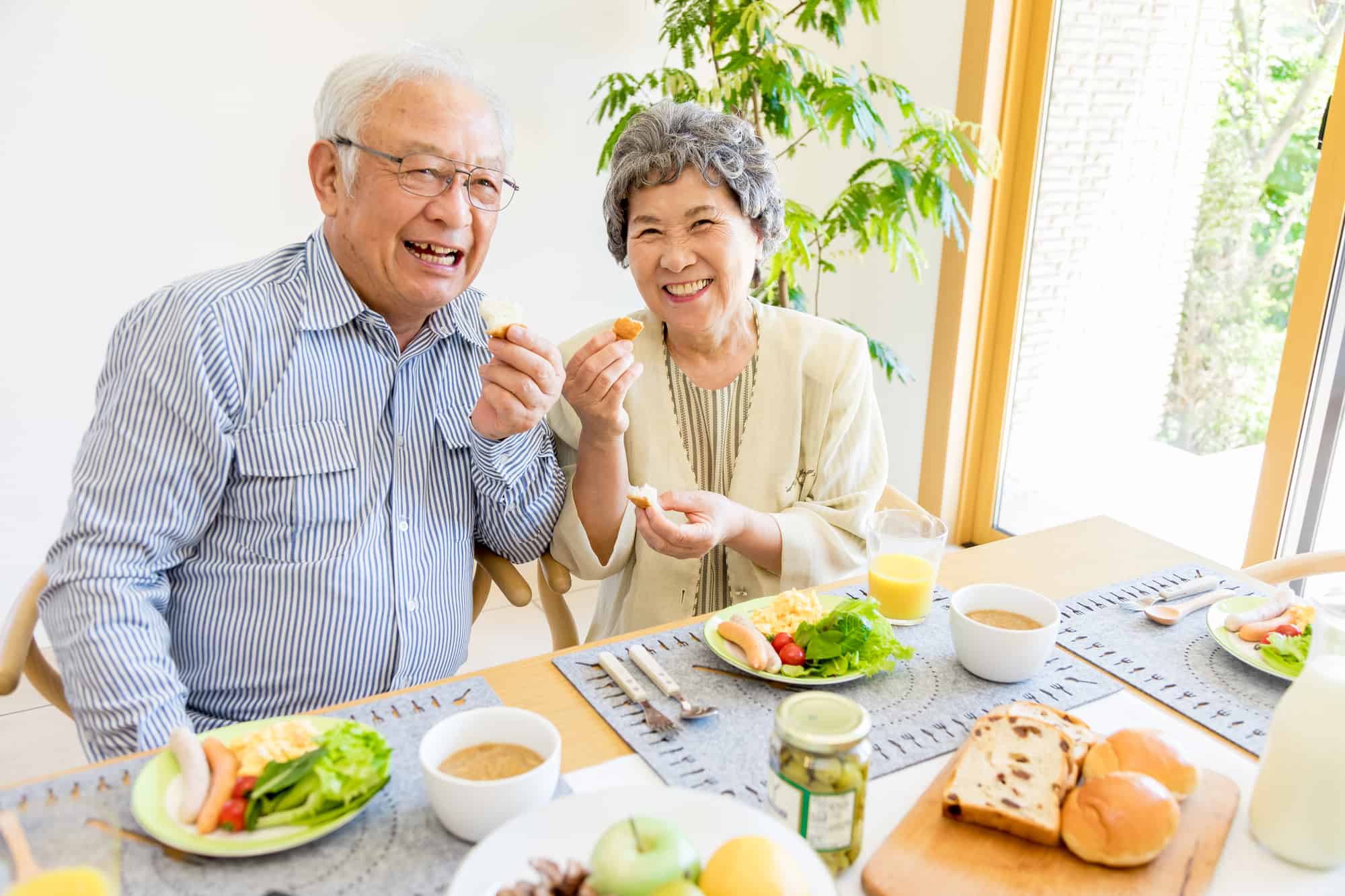 インプラント治療を終えて食事を楽しむ夫婦