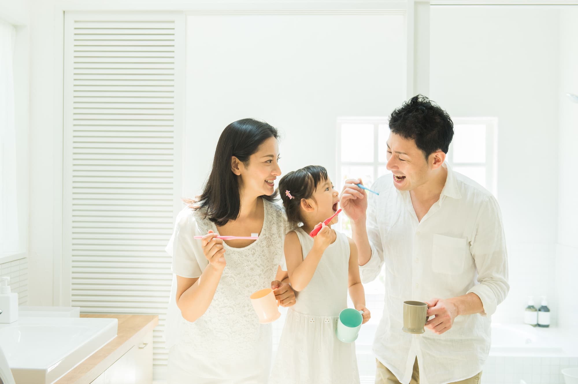 歯磨きする家族