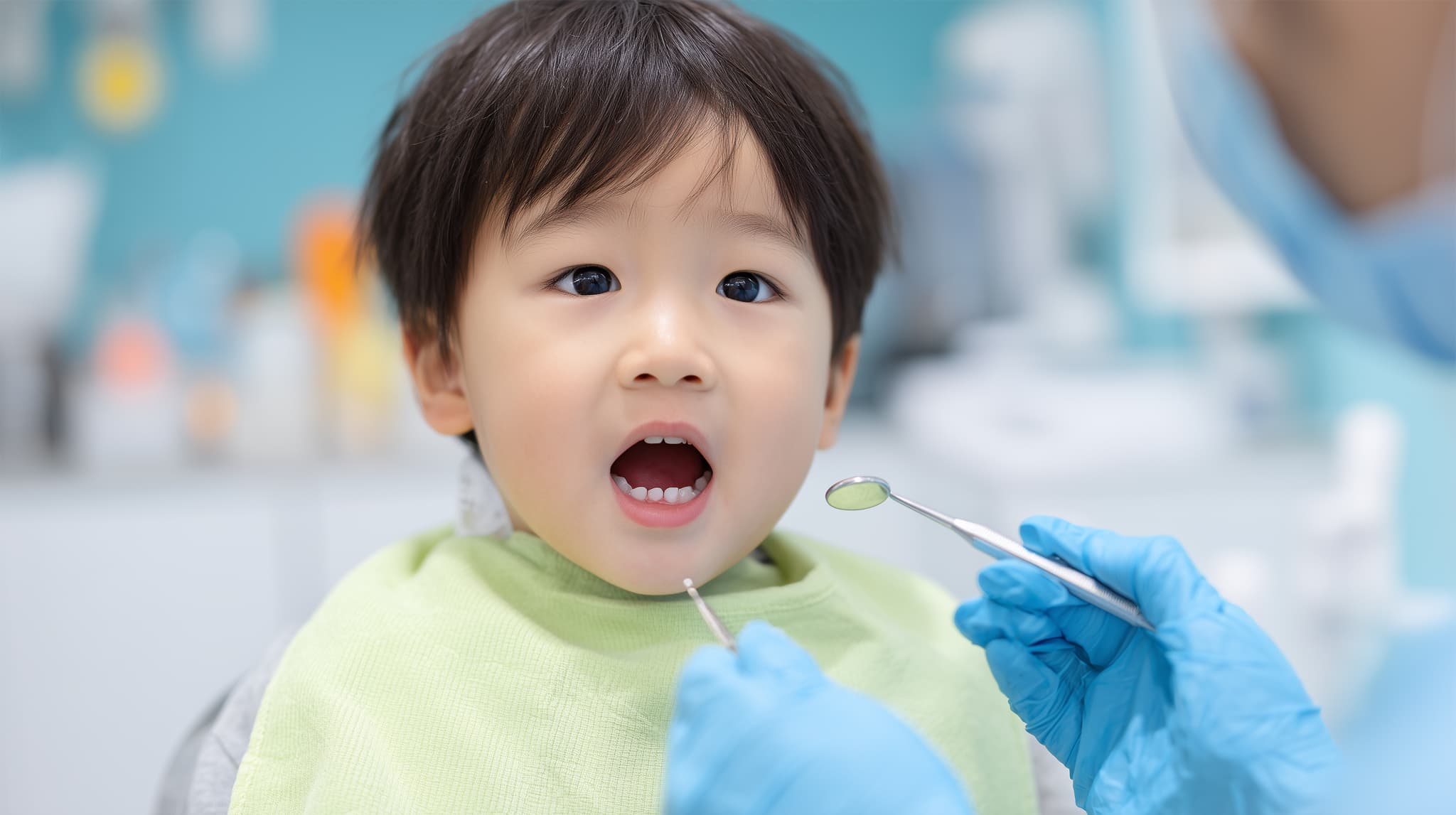 すきっ歯を予防するため定期検診を受診する子ども