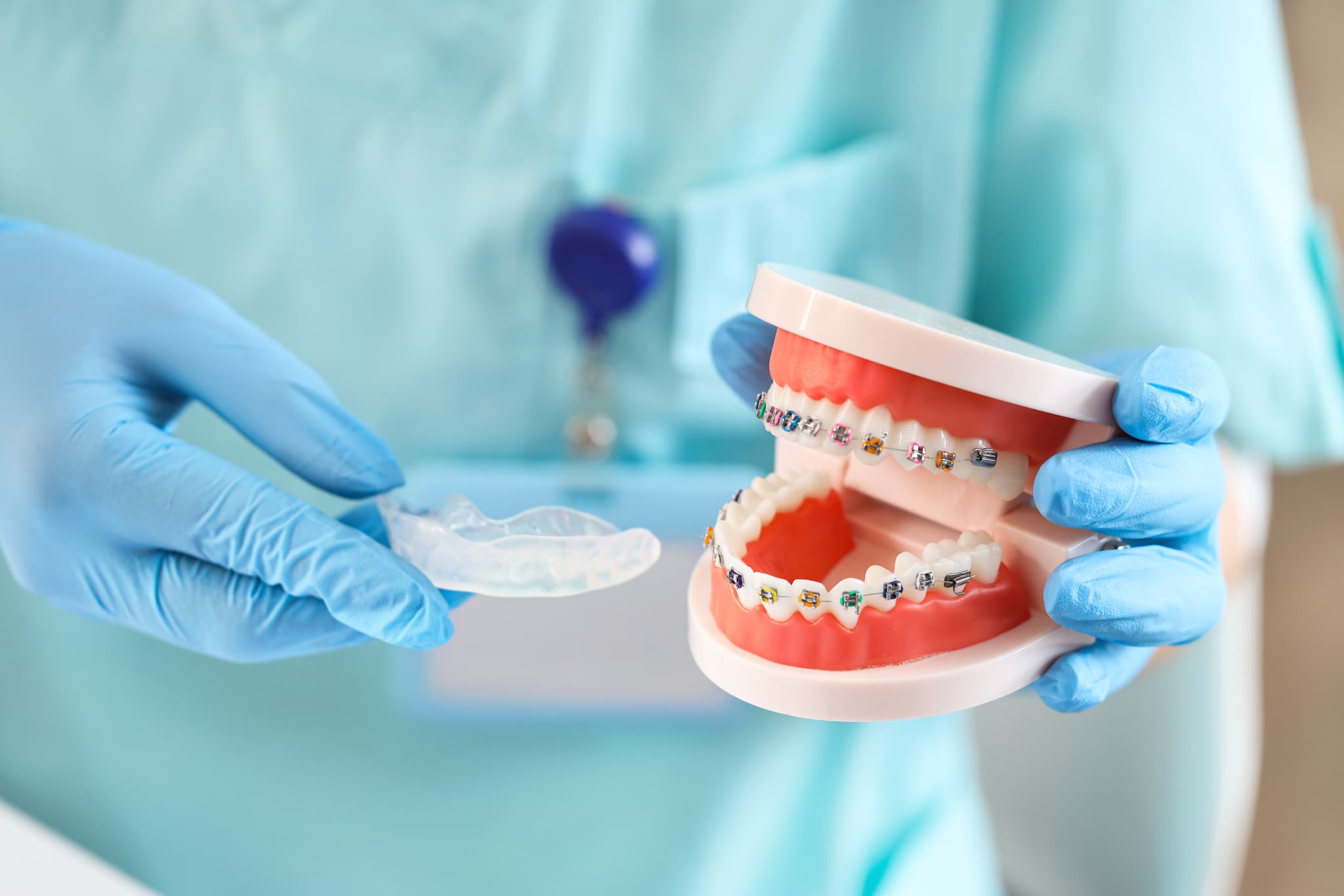 子どものすきっ歯を治療するための方法を説明する歯科医師