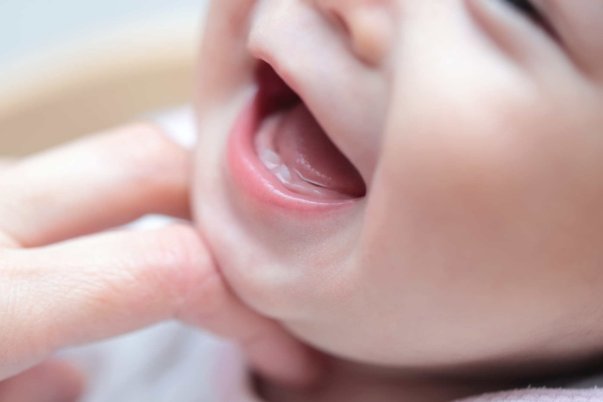 下の前歯が生え始めた赤ちゃんの口元