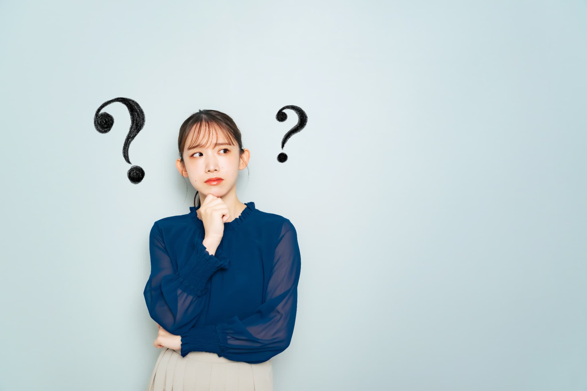 根管治療の費用はどうして高くなりやすいのか疑問に思う女性