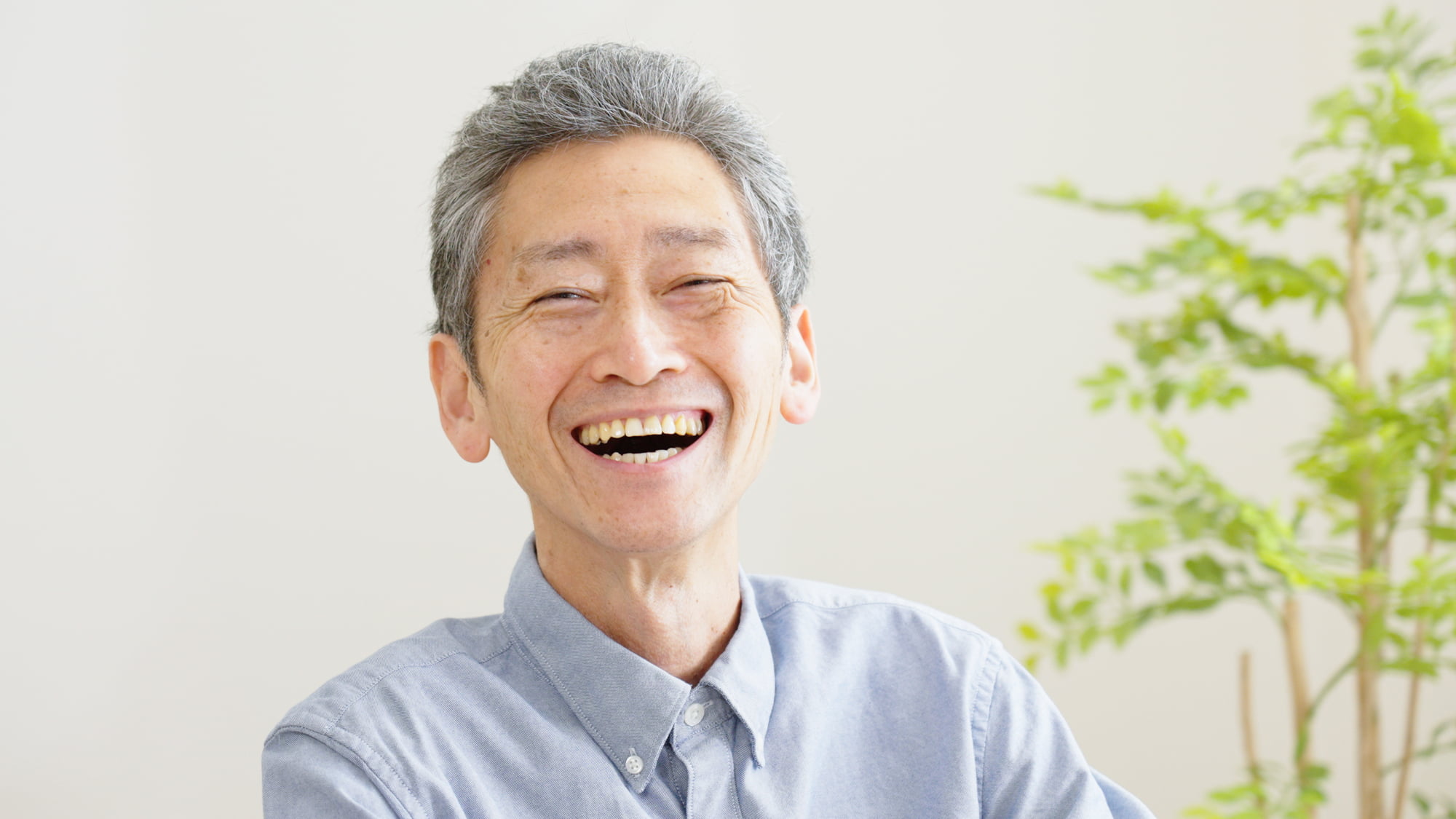 楽しそうに笑う男性