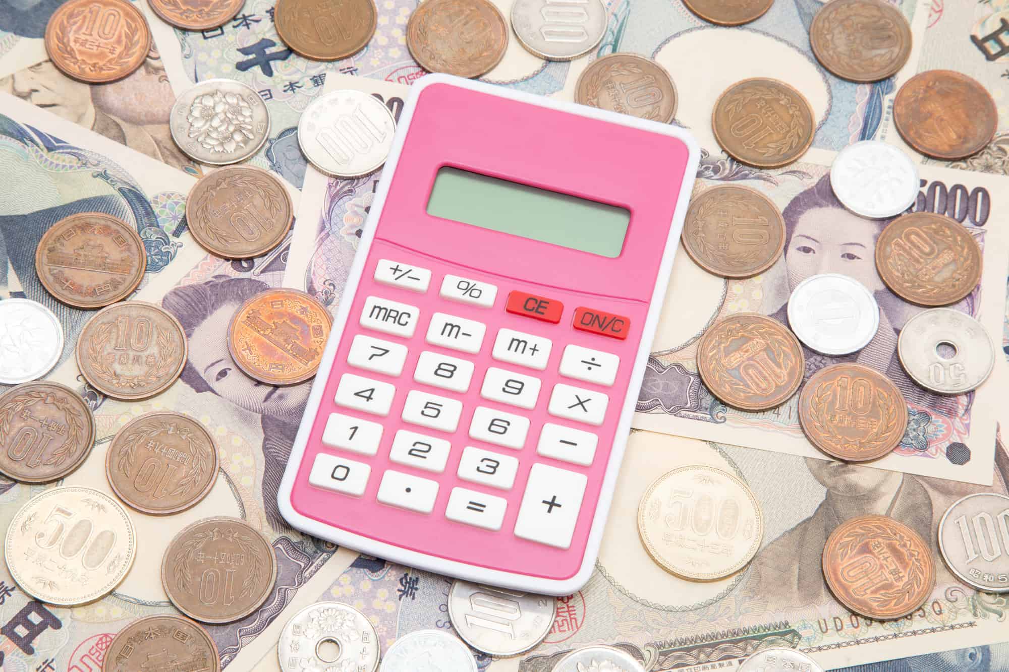 床矯正にかかる費用を示す計算機とお金