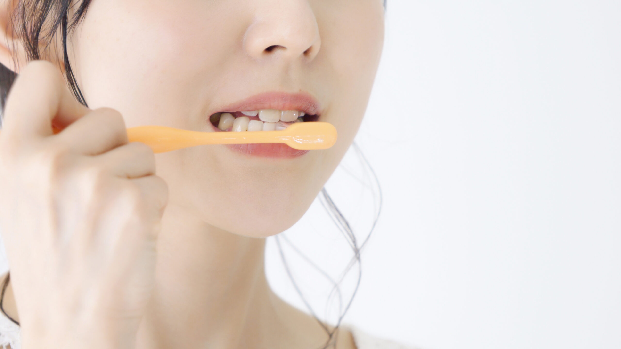 予防歯科の一環として、正しい歯磨きを意識して行っている女性