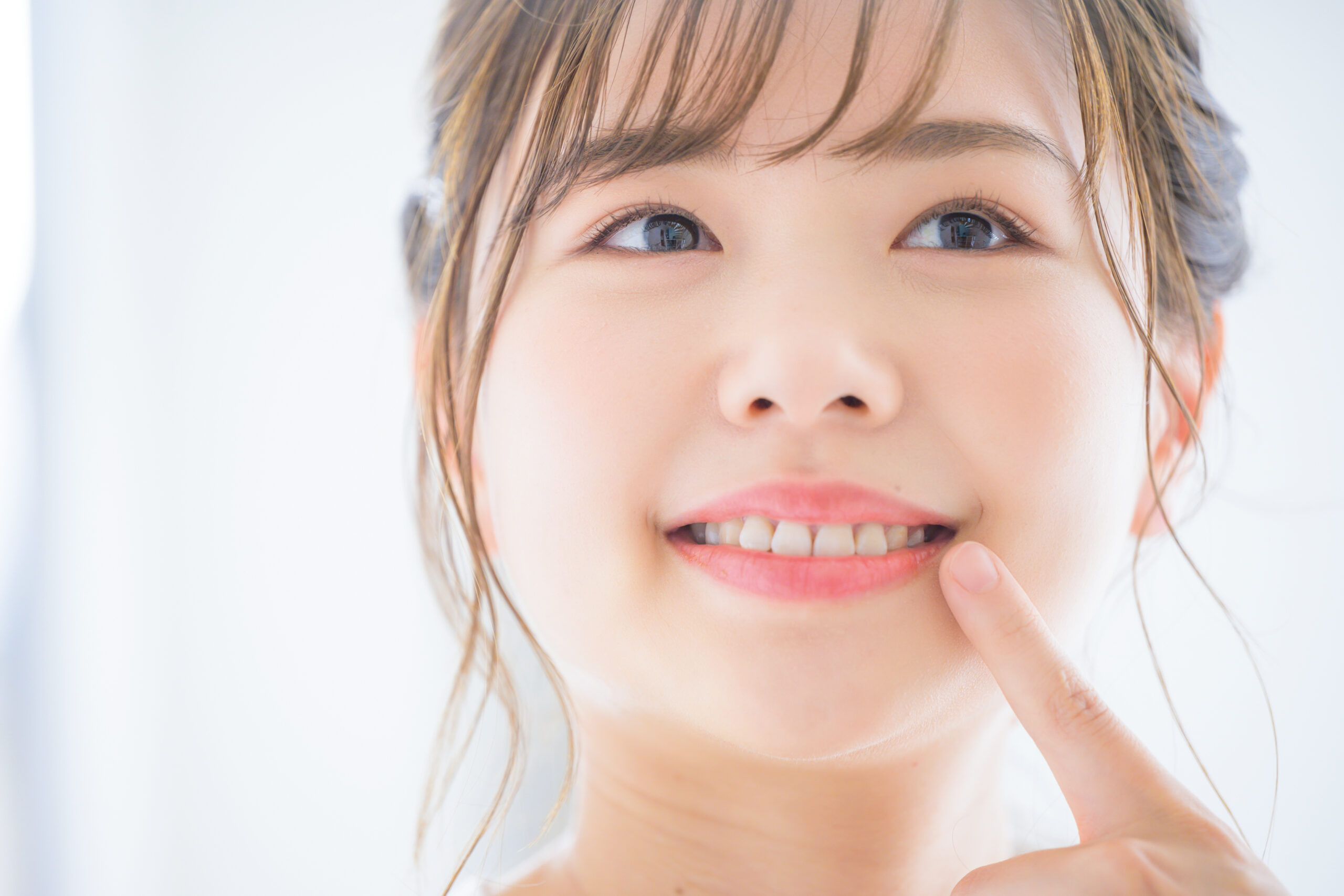 予防歯科を行い、歯を清潔に保っている女性