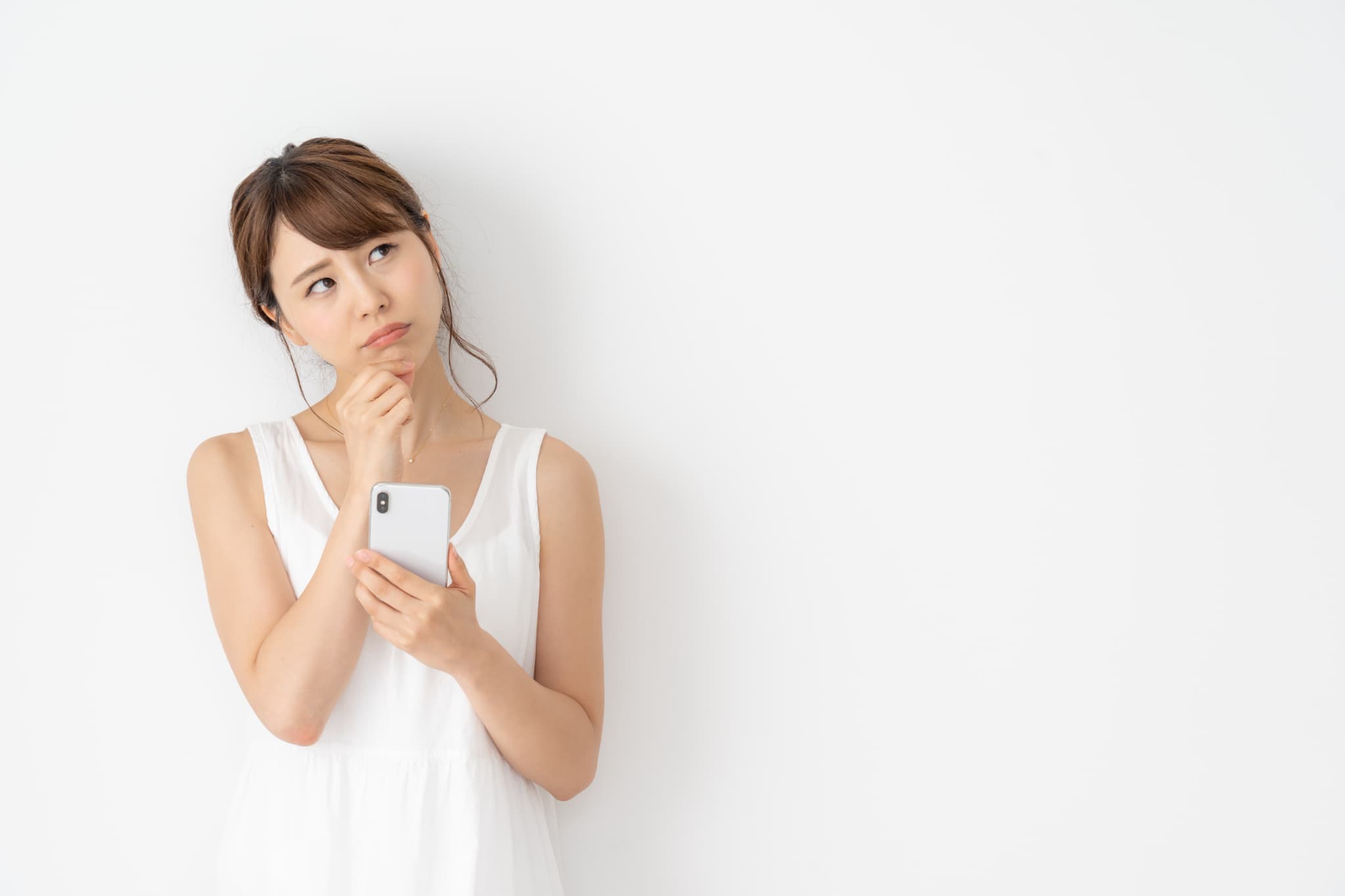 マウスピース矯正で出っ歯は治せるのか考える女性