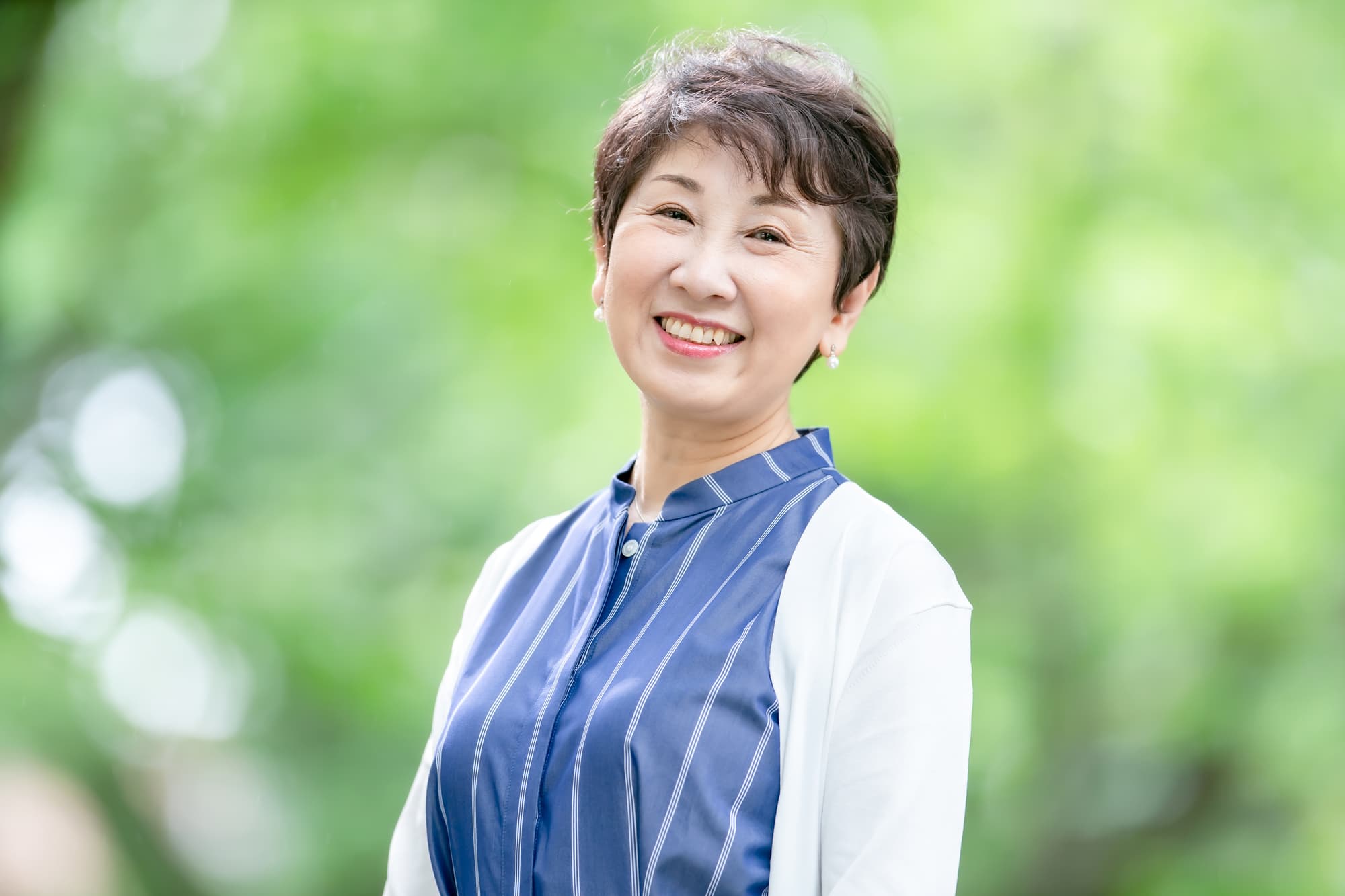 ケアした入れ歯を付けて笑顔の女性