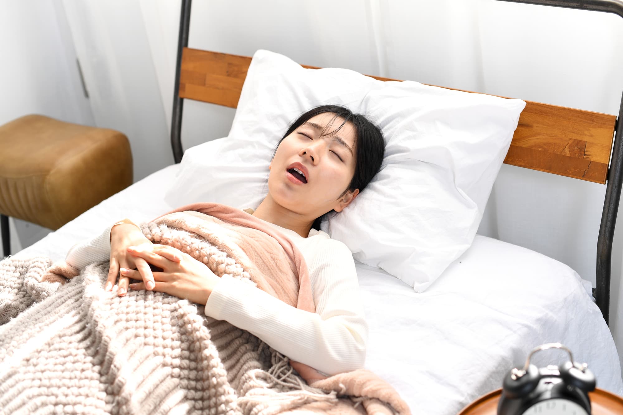 口呼吸で眠る女性