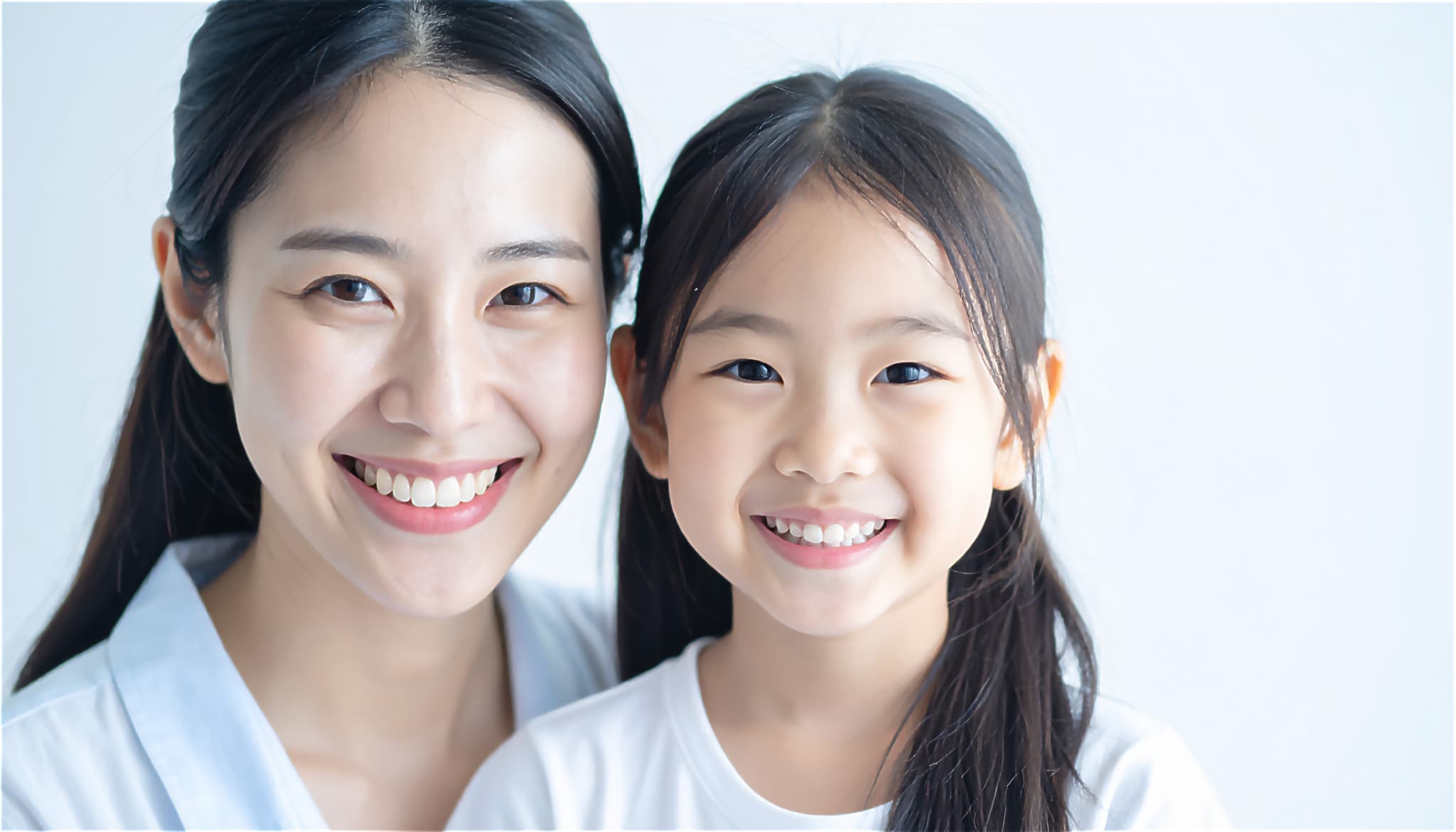 急速拡大装置を使用して綺麗な歯ならびになった子どもと笑顔の母親