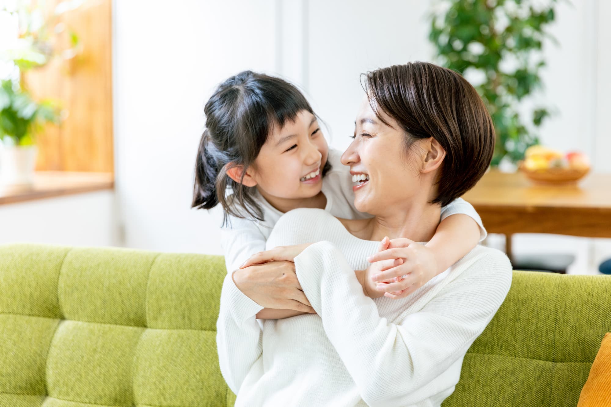 仲良くスキンシップをとる親子