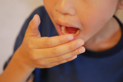 自分の口臭が気になる男の子