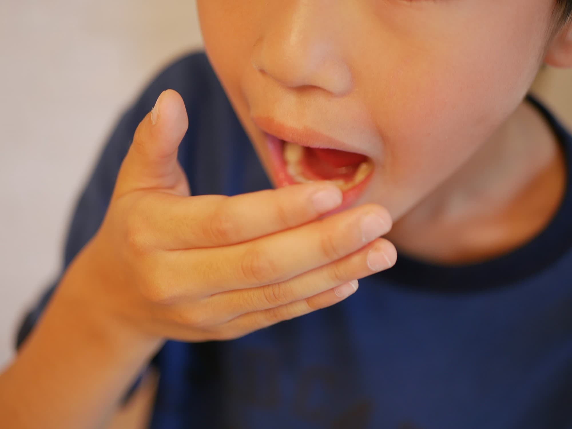 自分の口臭が気になる男の子