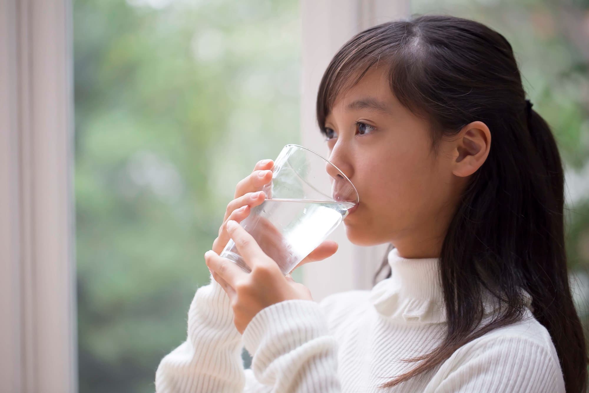 こまめに水分補給をする女の子