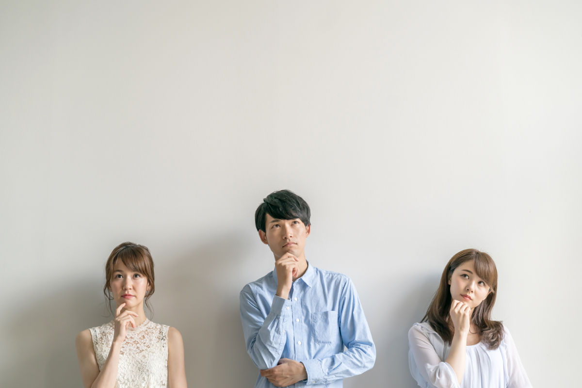 入れ歯とは何か考えている男女