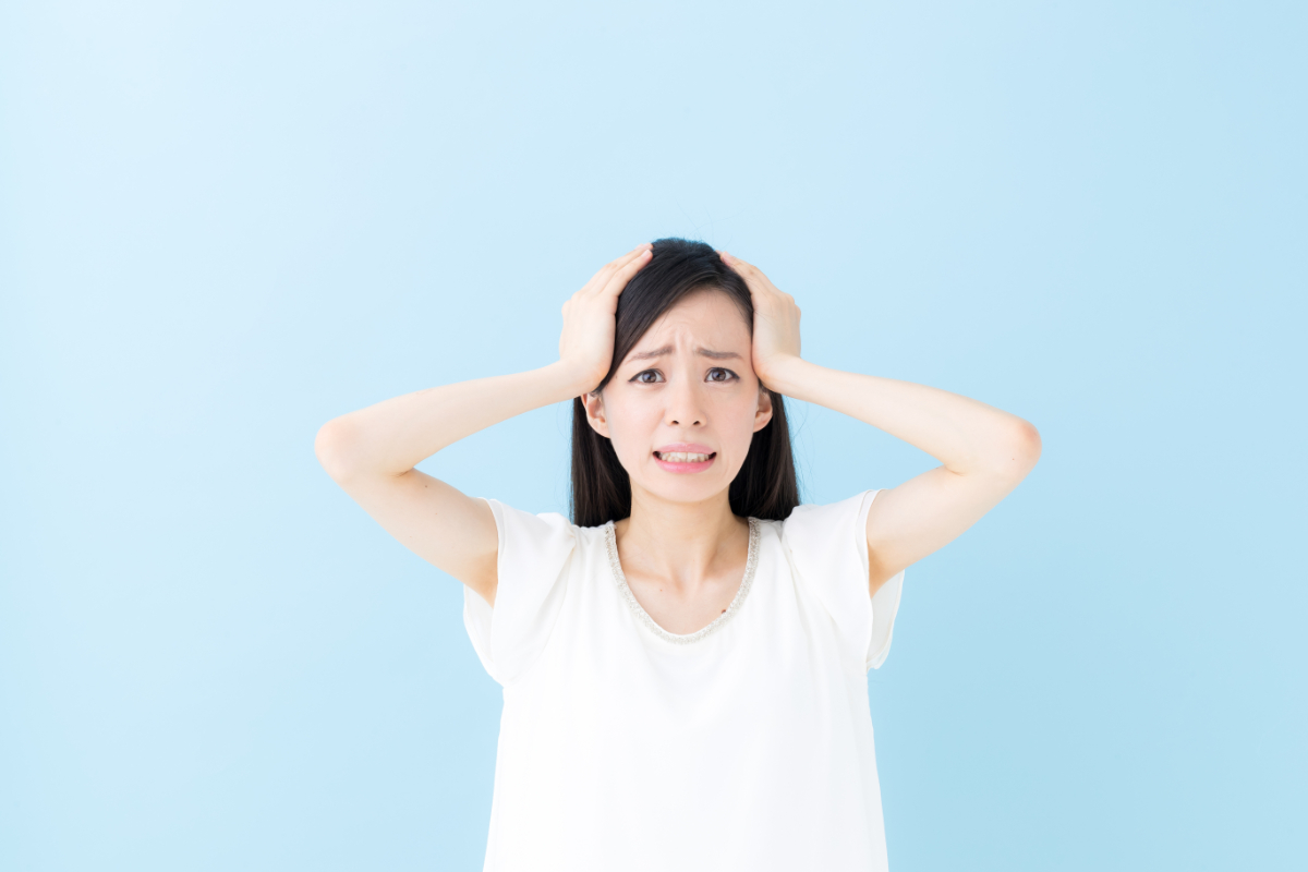子どもも歯周病になることに頭を抱える女性