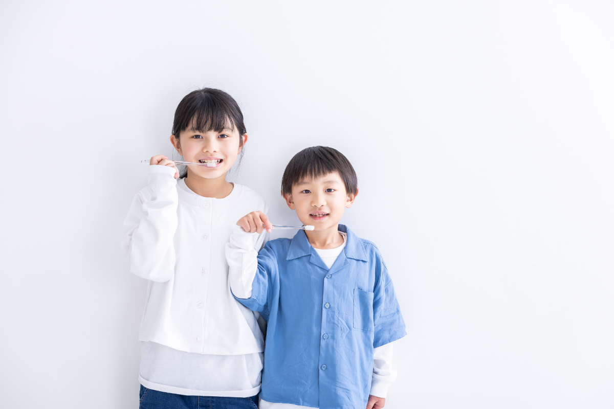 歯周病になるのを防ぐために歯磨きをする子どもたち