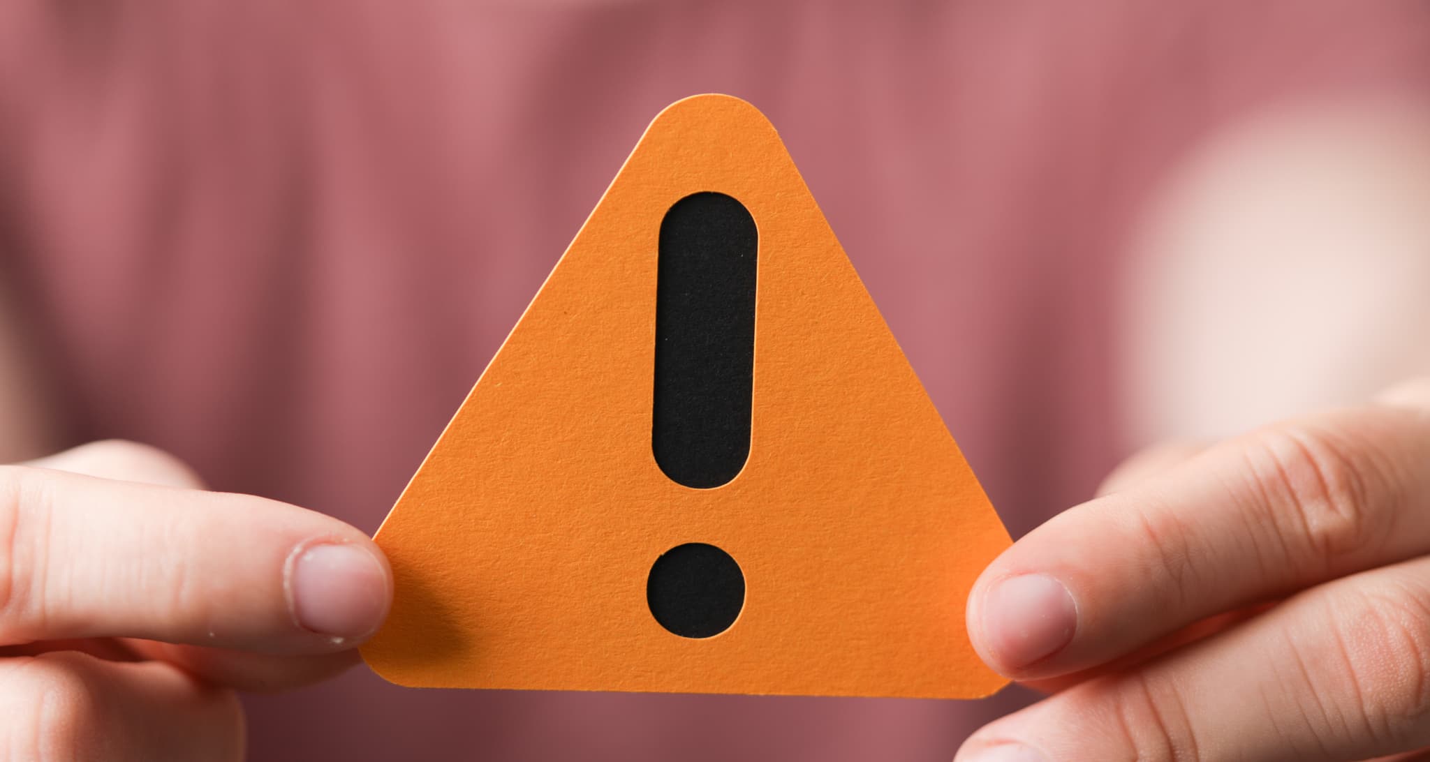 PMTCを受けるときの注意点を示すビックリマークを手に持った人