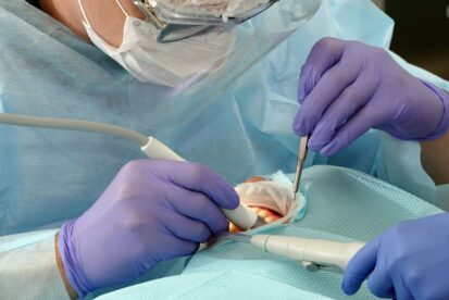 歯周外科治療中の歯科医と患者