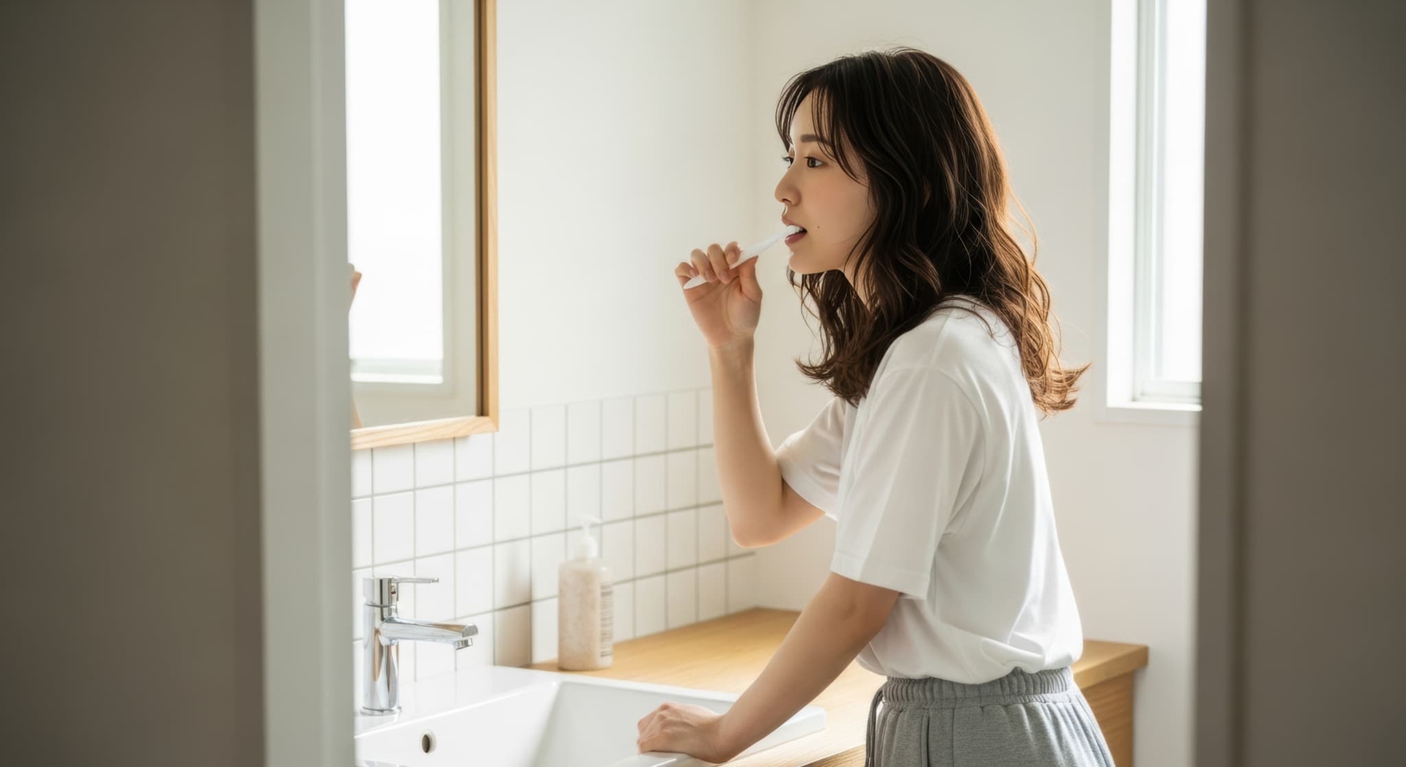 食後に丁寧な歯磨きをしてホワイトニングを持続させる女性