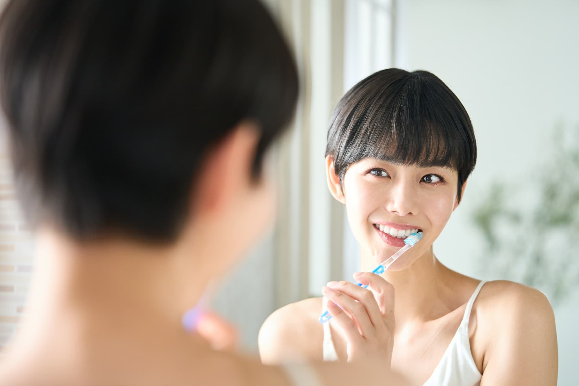 正しい歯磨きをして虫歯ケアをする様子