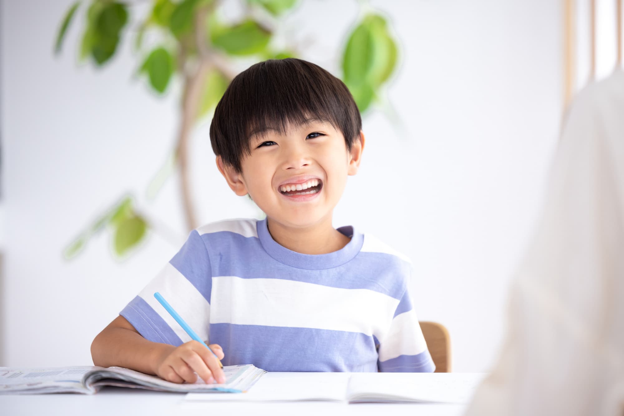 綺麗な歯並びになった笑顔の男の子