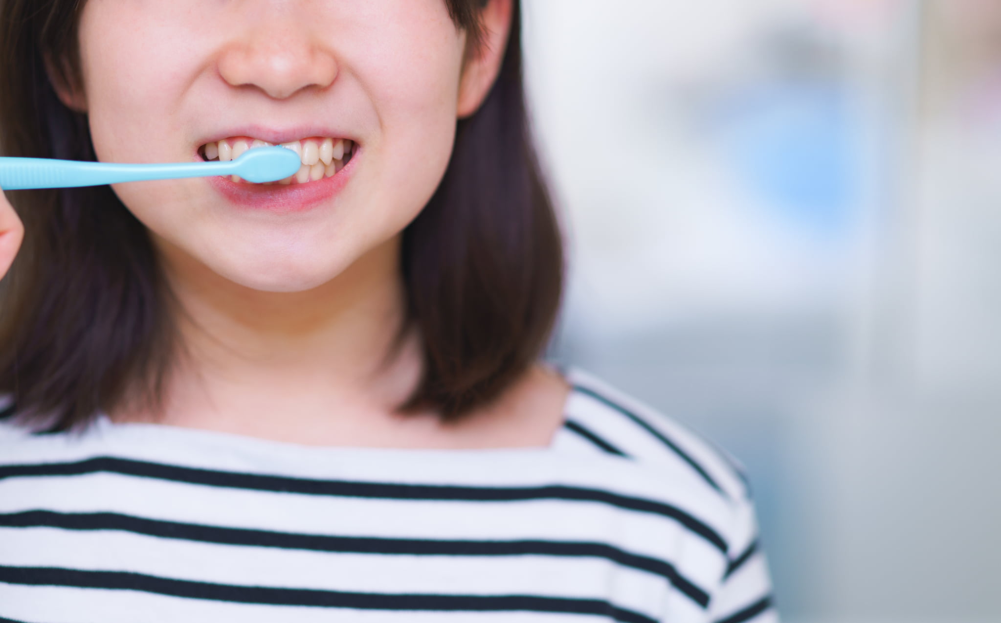 歯周病を予防するためにしっかり歯磨きをする様子