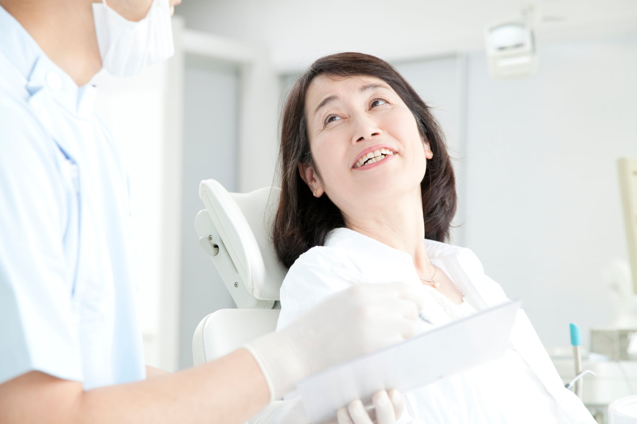 定期的に歯科検診を受けて歯周病を予防する女性
