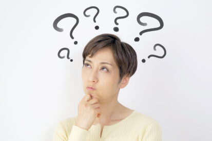 歯周病の原因を考える女性
