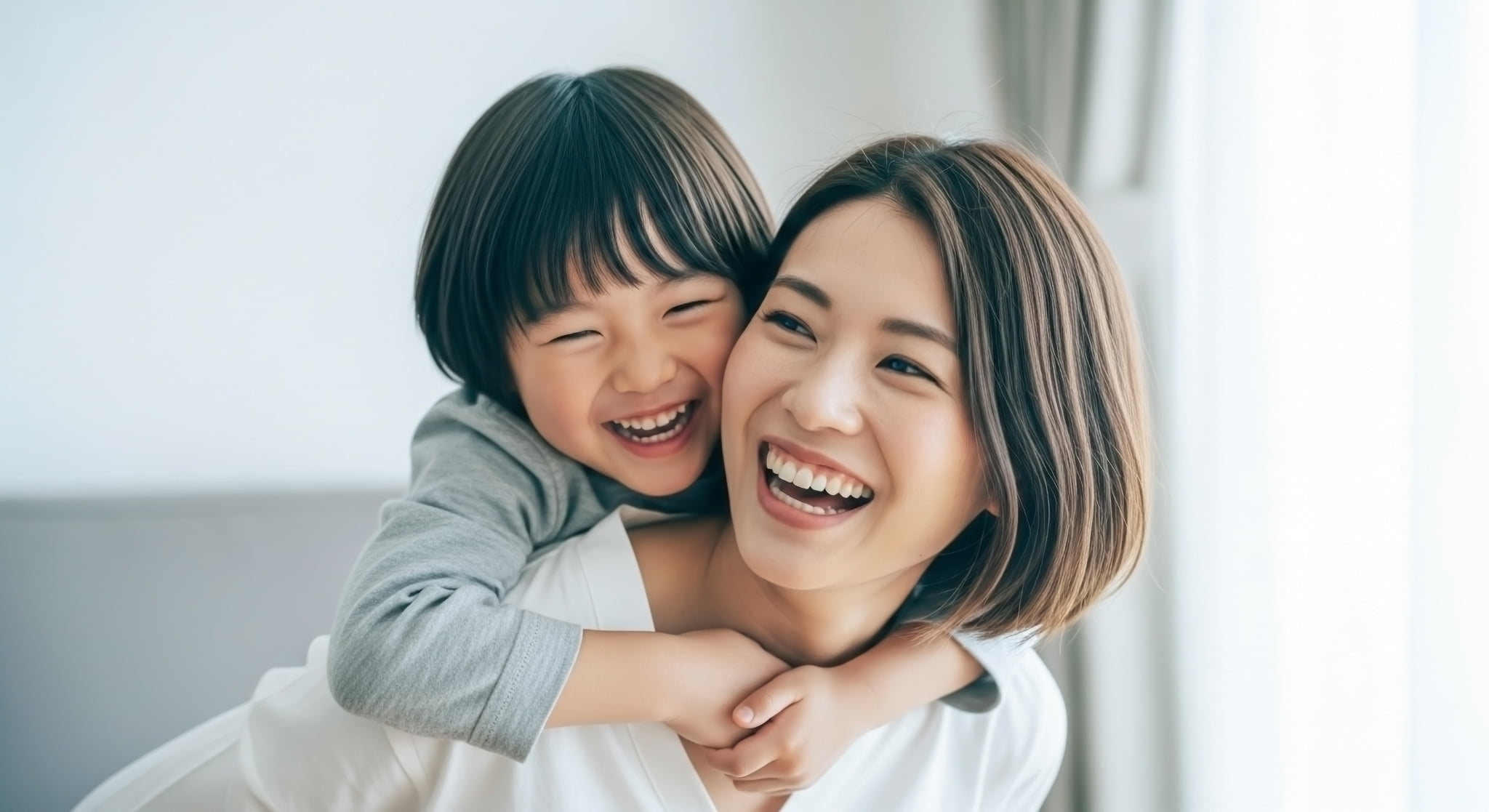 歯肉炎が治って笑顔を見せる男の子と母親