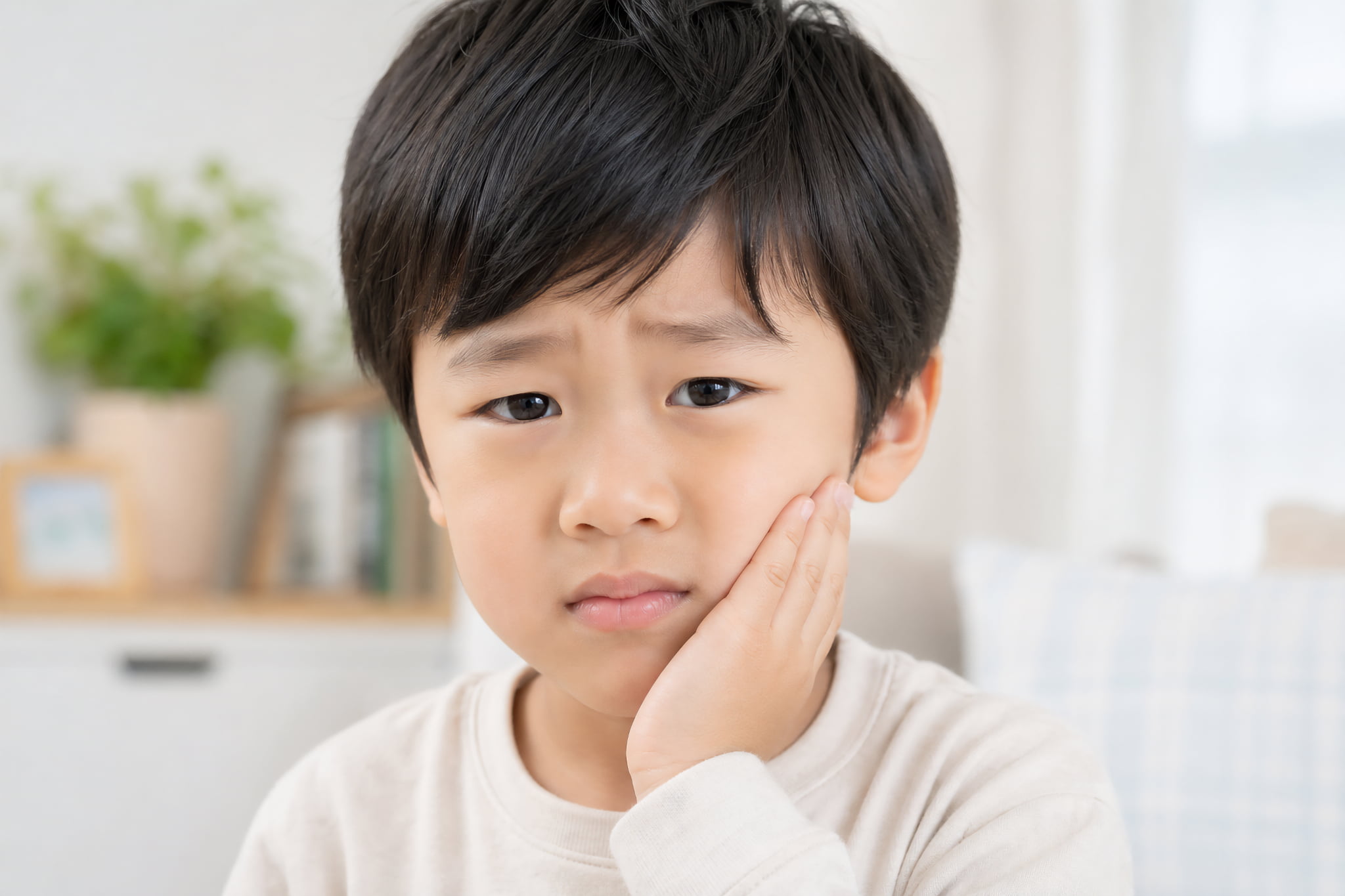 歯を痛がる男の子