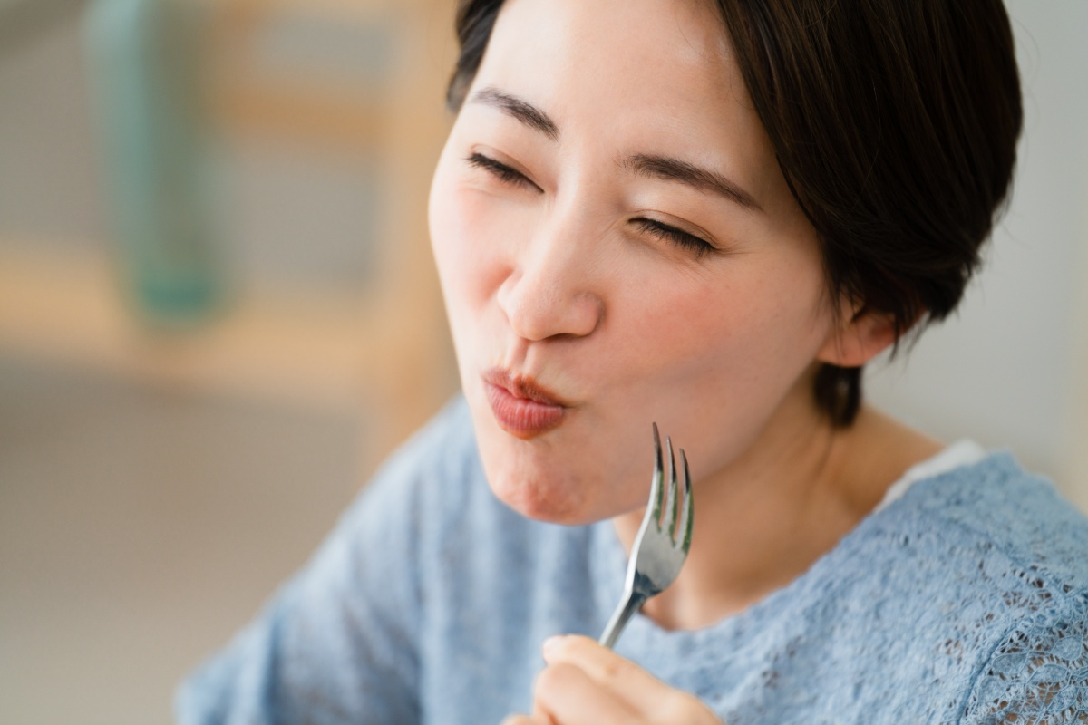 根管治療した反対の歯で噛んで食事をする女性