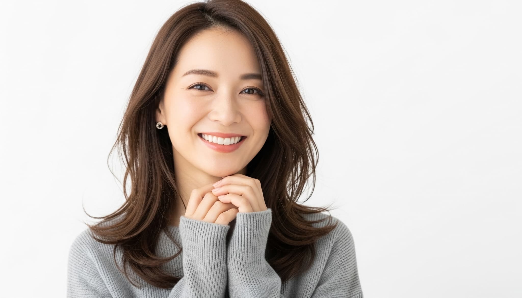 歯のクリーニングに満足して微笑む女性