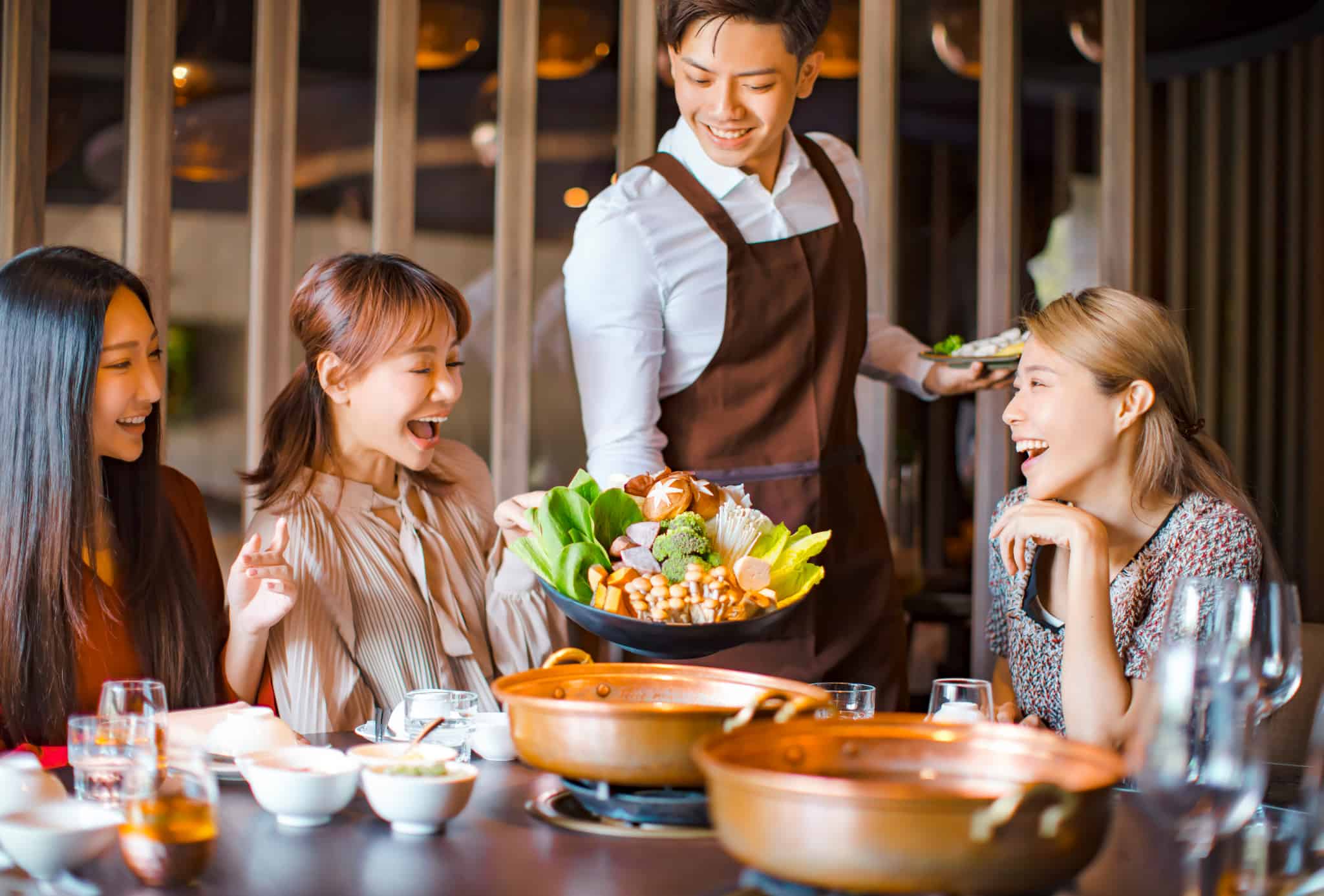 根管治療を終えて友人と食事を楽しむ女性