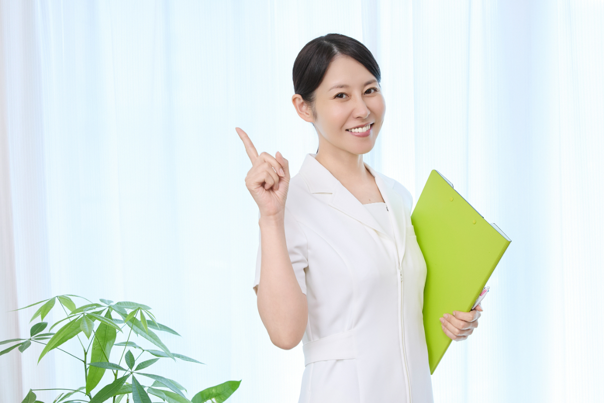 歯の生え変わり時期に注意することを紹介している人