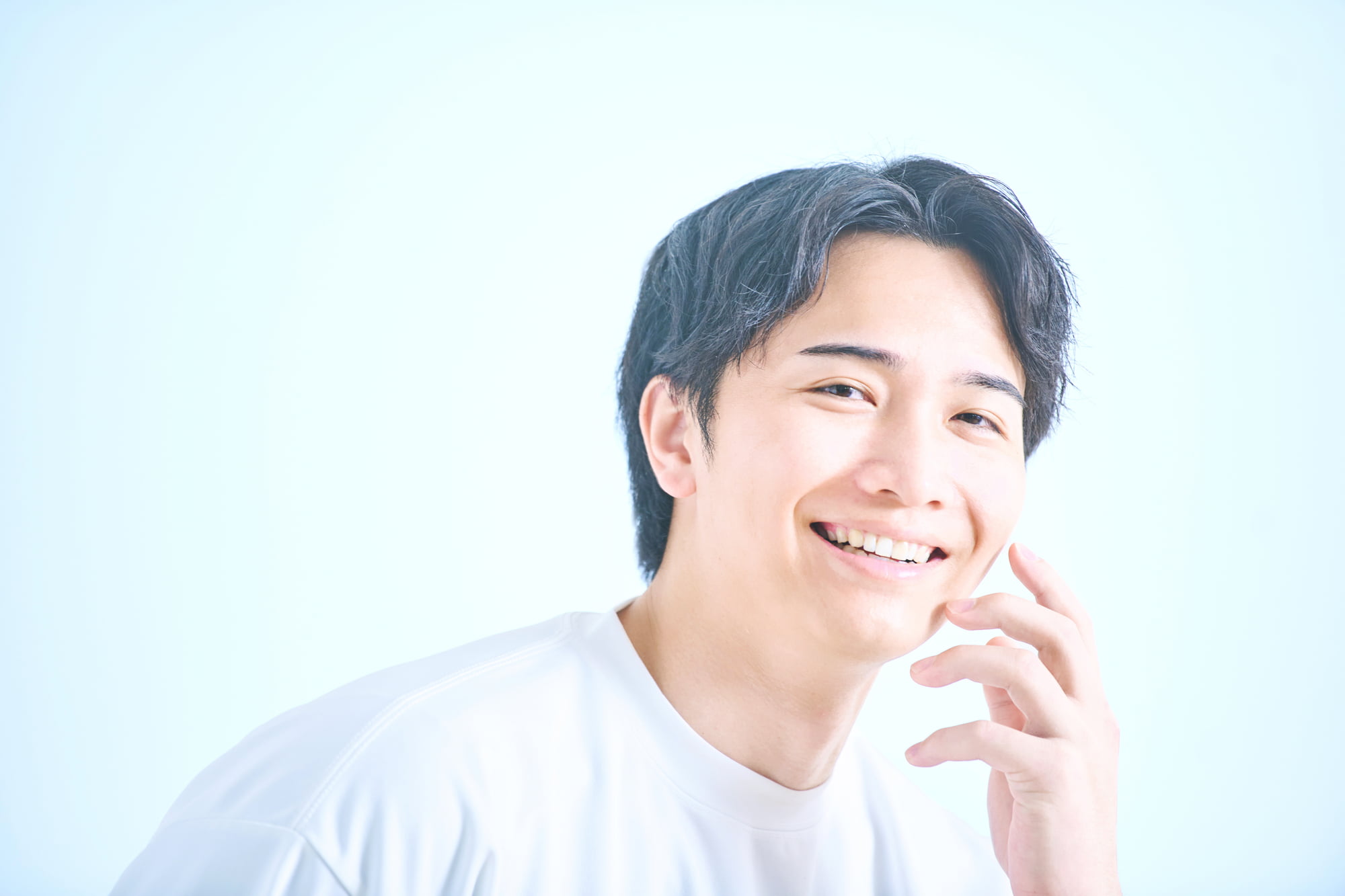 出っ歯の矯正に満足して笑う男性