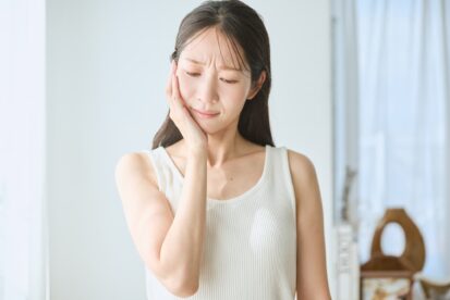 虫歯ができて歯痛を感じる女性